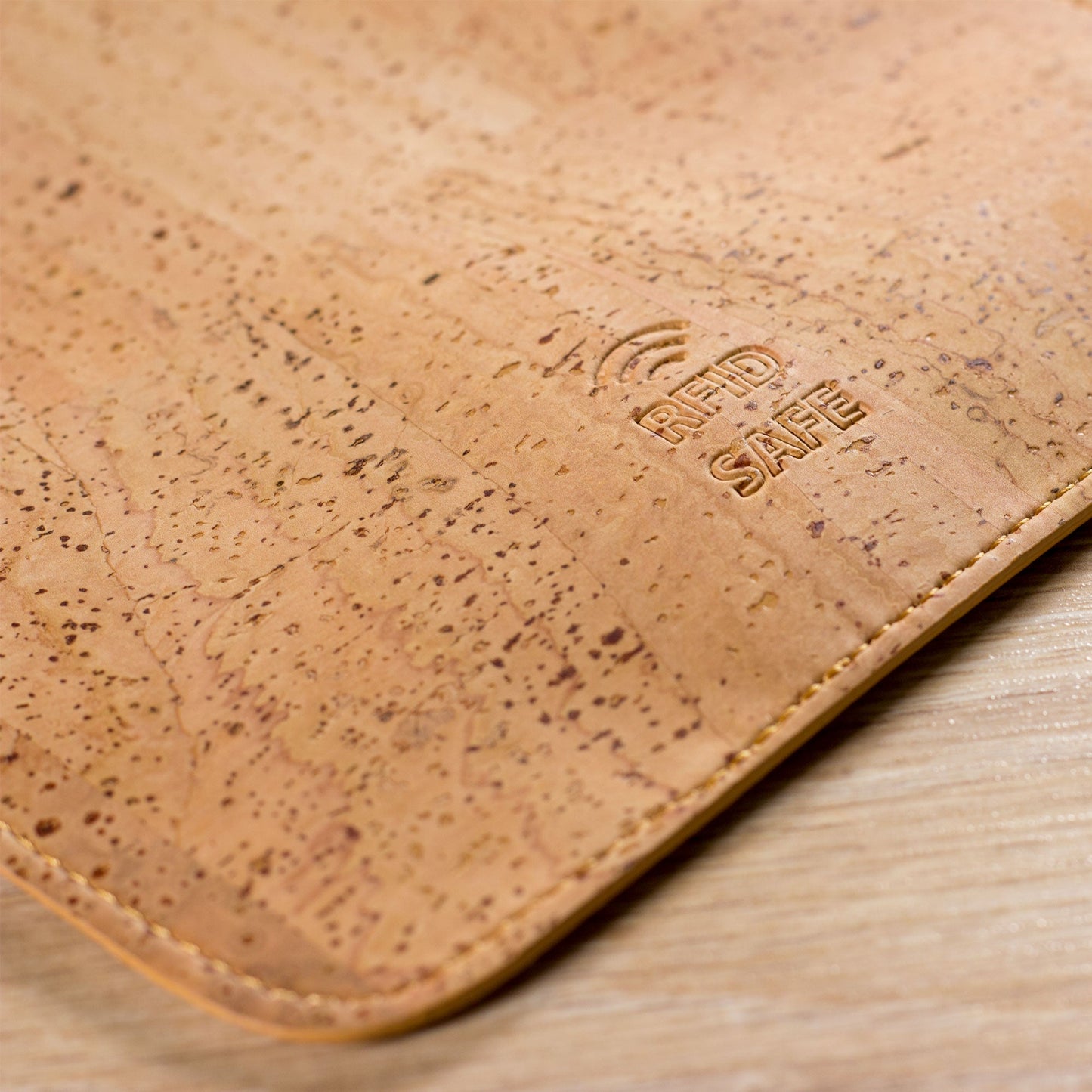Travel_Neck_Wallet_vegan_cork_light-brown_rfid