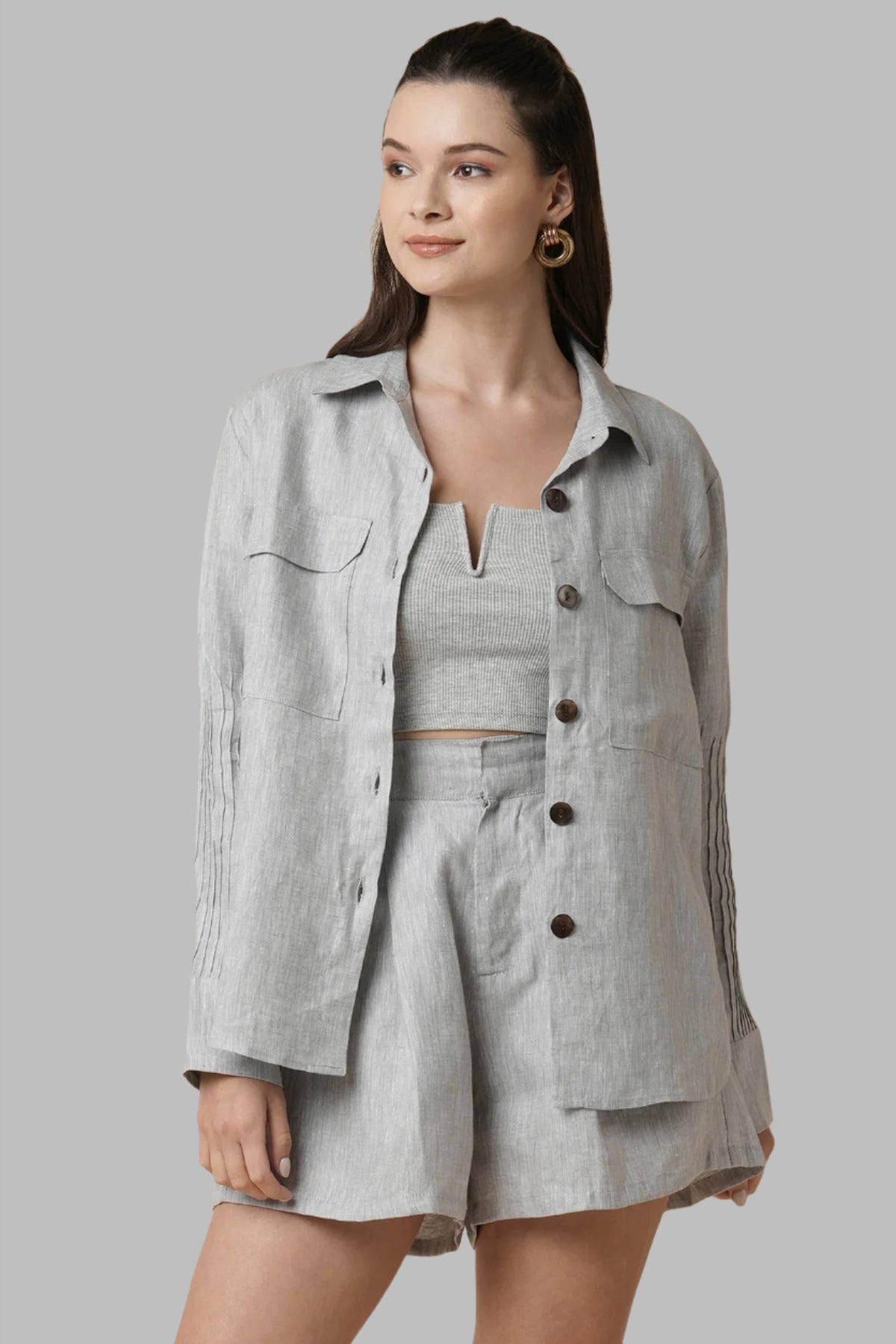 B Label presents the Light Grey Sublime Shirt for Women. Made from 100% hemp, this shirt is breathable and comfortable. With double pockets and exquisite pintuck stitching, it combines utility and sophistication. Perfect for the office or a formal lunch, this serene classic is a standout choice.